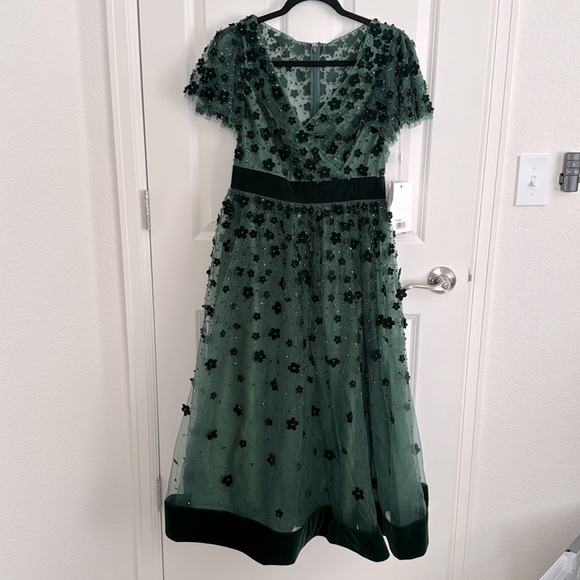 Mac Duggal | Embellished Butterfly Sleeve Velvet Hem Midi Dress | Emerald Green - Picture 6 of 15